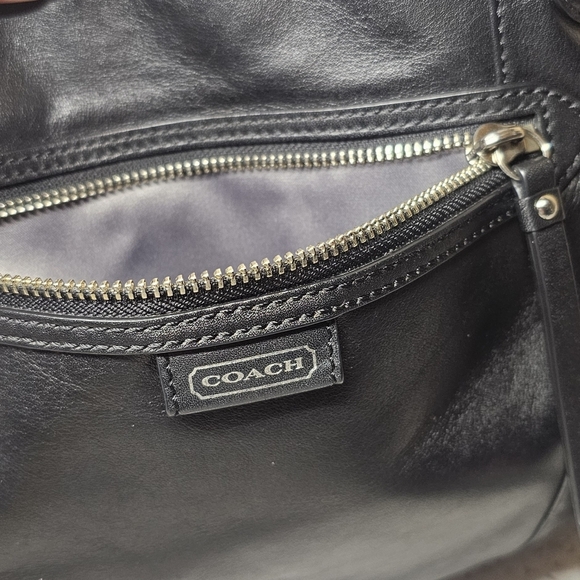 Nice COACH  F23948 Shoulder Or Crossbody Shiny Leather Bag with large hang tag. - Picture 16 of 16